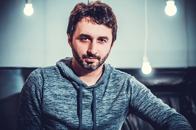 muž v mikině