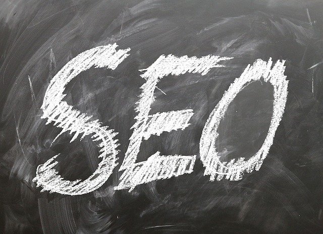 SEO napsané křídou na černé tabuli